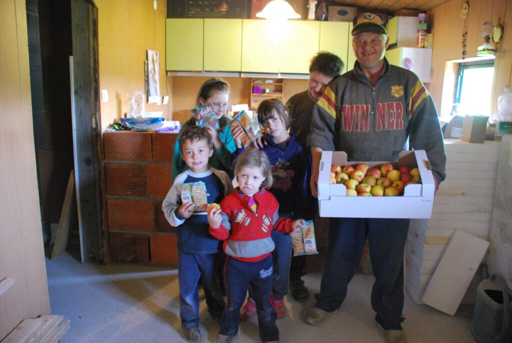 Družina je na humanitarni akciji darovala jabolka in druge živilske izdelke.